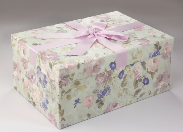 Die Brautkleidbox Mint Flora passt wunderbar zu jedem Hochzeitskleid.